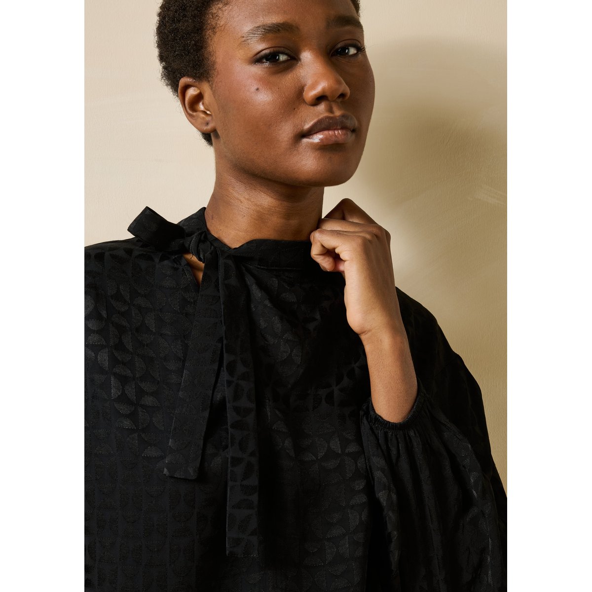 Blouse manches longues col lavallière noir, LA FEE MARABOUTEE