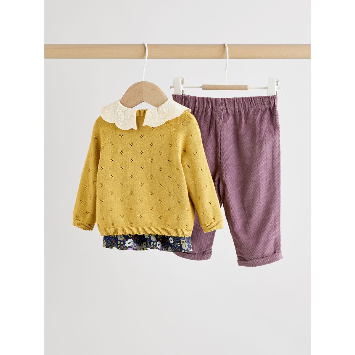 Cardigan, haut et pantalon en velours bébé jaune/ bleu marine ditsy/ violet, NEXT