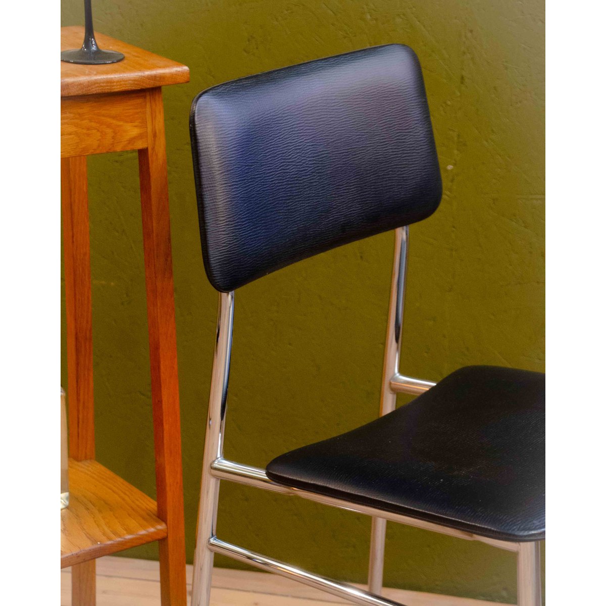 Paire de chaises en skaï Alma N°1934 - Bon état noir, DEBONGOUT