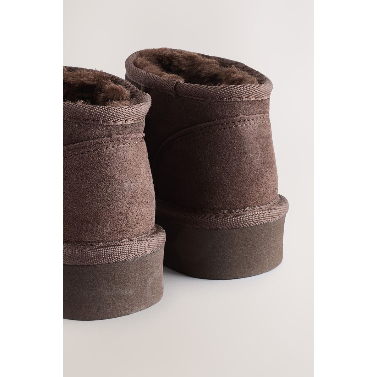 Bottes plates en daim imperméable fourrées marron chocolat, NEXT
