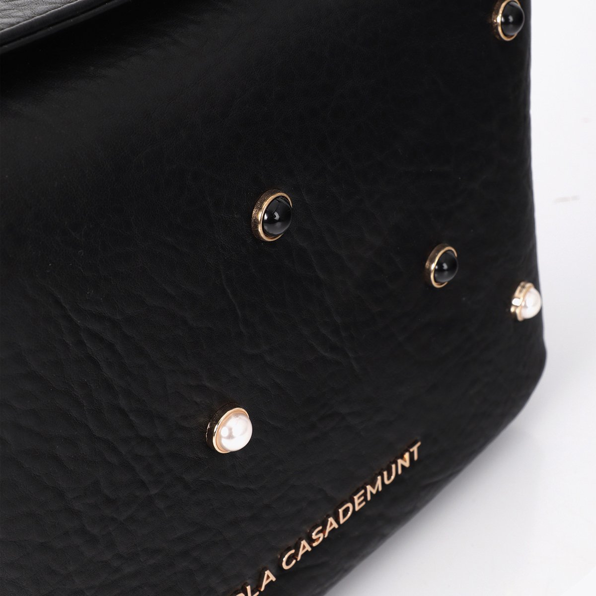 Sac à bandoulière à logo métallique tressé avec perles noir, LOLA CASADEMUNT