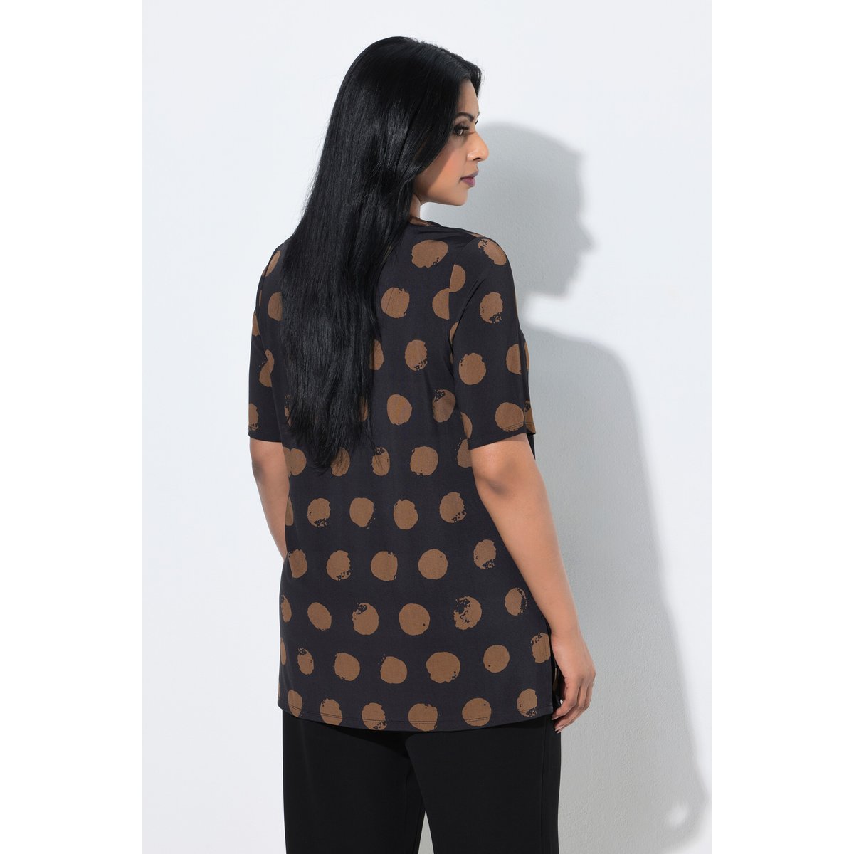 T-shirt au tombé fluide, motif à pois noir, ULLA POPKEN