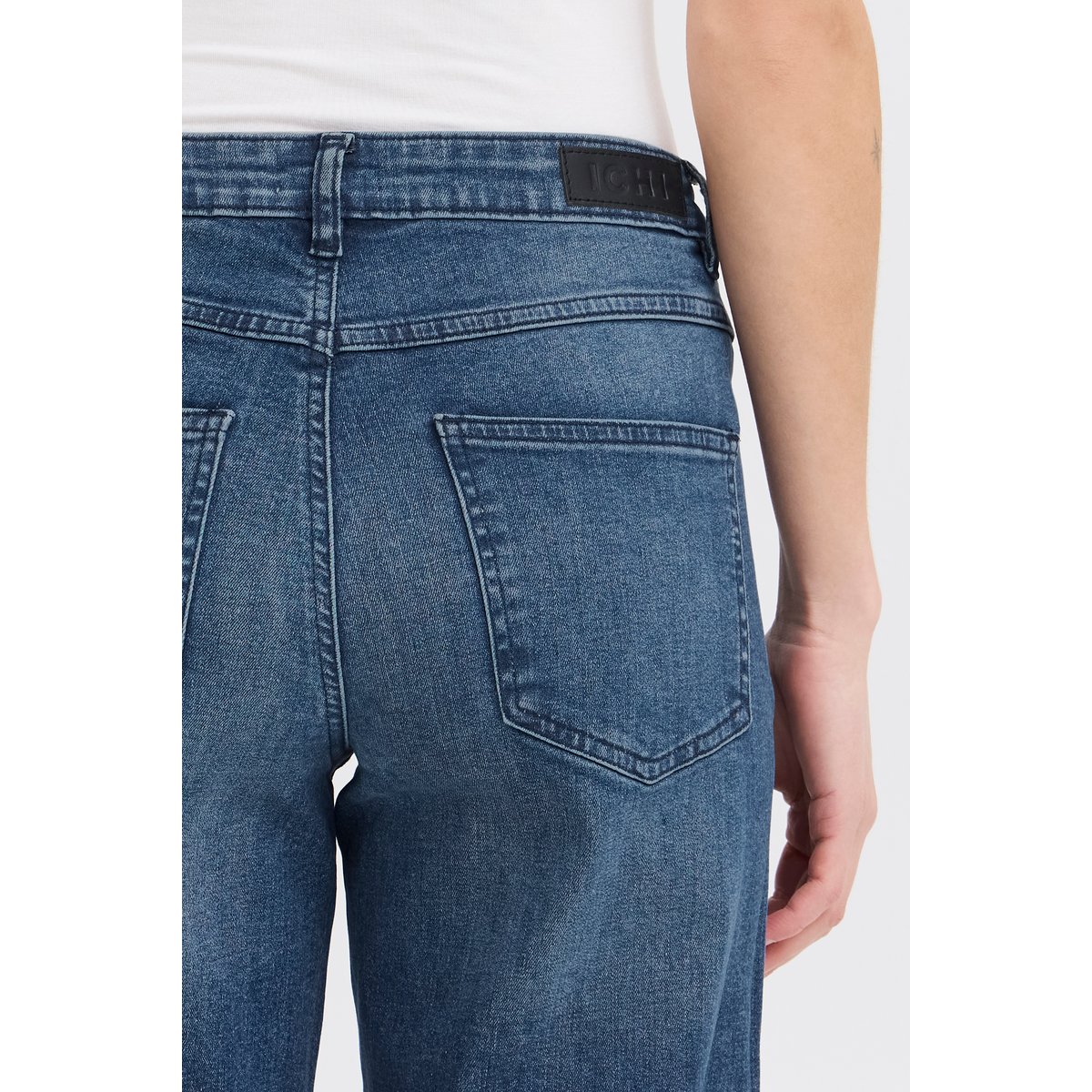 Jean à jambe droite avec cinq poches, taille mi-haute bleu medium blue, ICHI