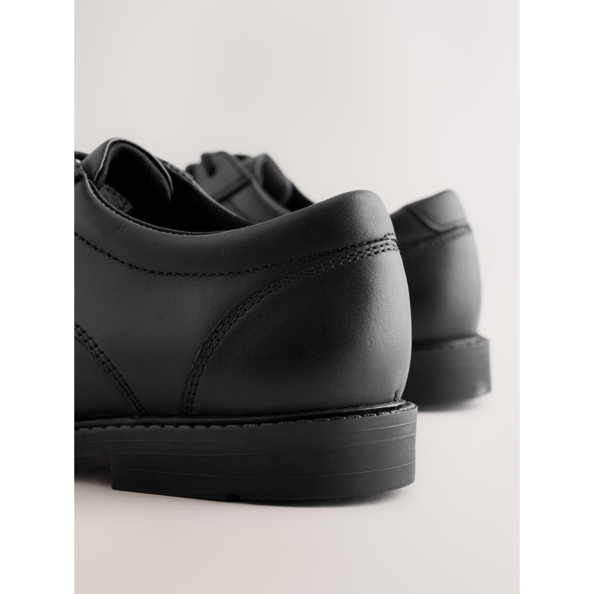 Chaussures d’école à lacets en cuir noir, NEXT