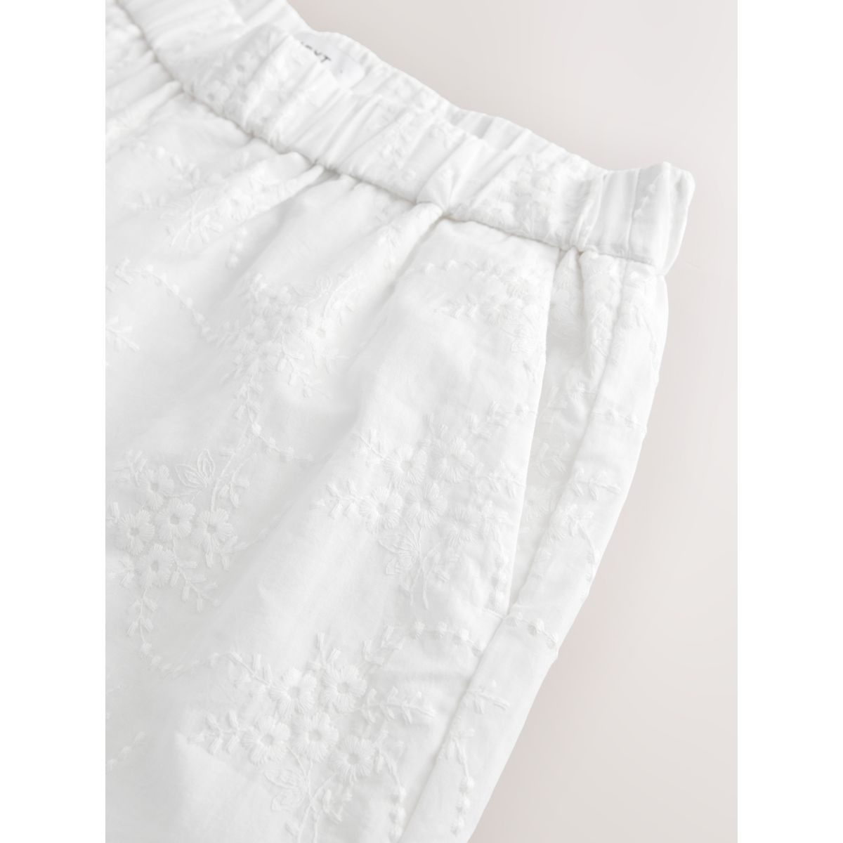 Pantalon avec ourlets volantés et broderie écru, NEXT