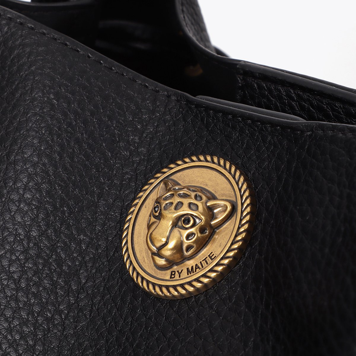 Sac à main en cuir synthétique à logo métallique noir, LOLA CASADEMUNT