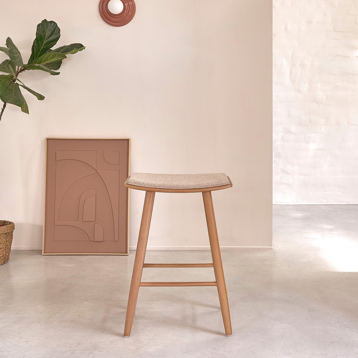 Tabouret de bar en teck massif et velours AMBRE grege, BERAH GETAH
