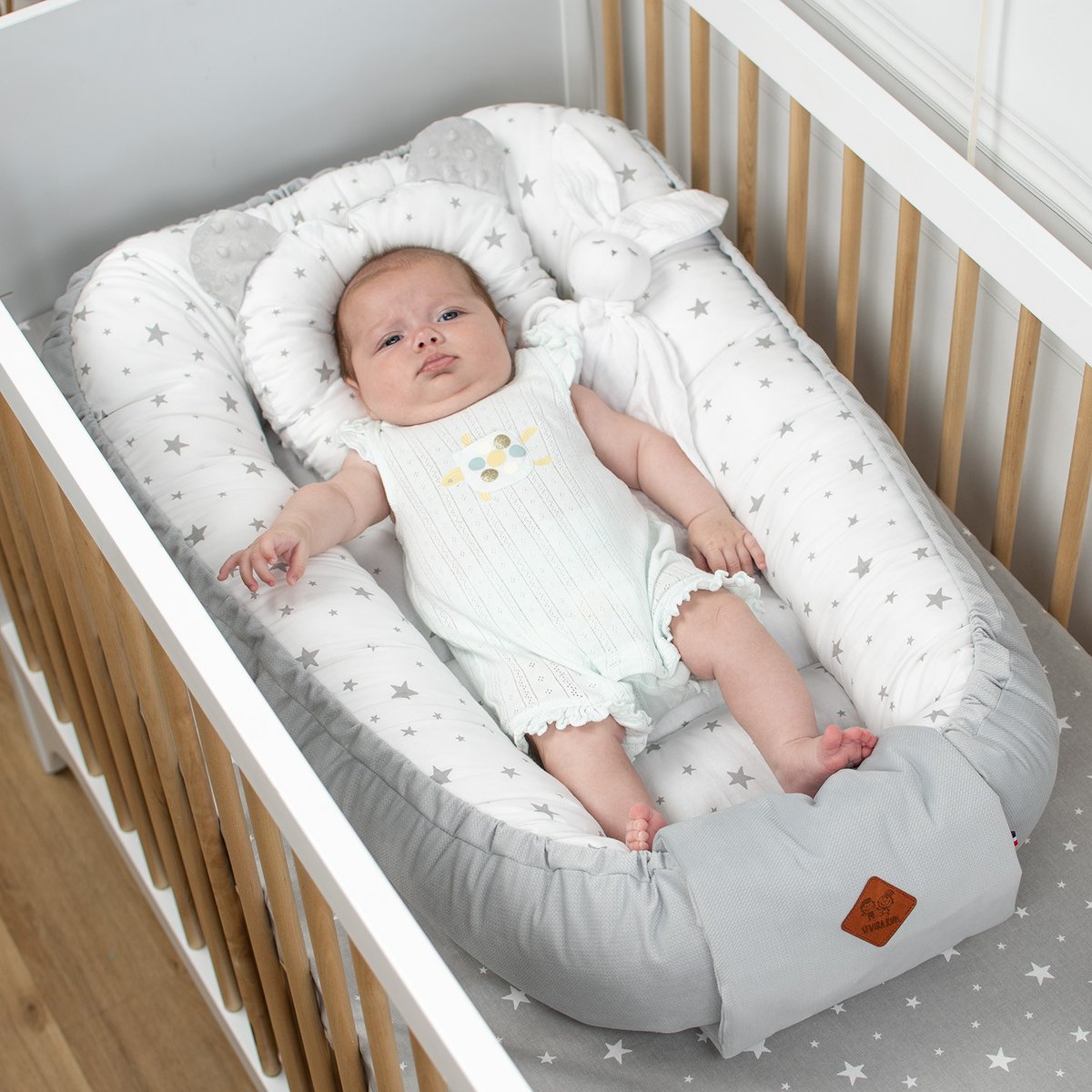 Cocon nid bébé matelassé réducteur de lit STELLA stella, imprimé étoiles blanc, gris, SEVIRA KIDS