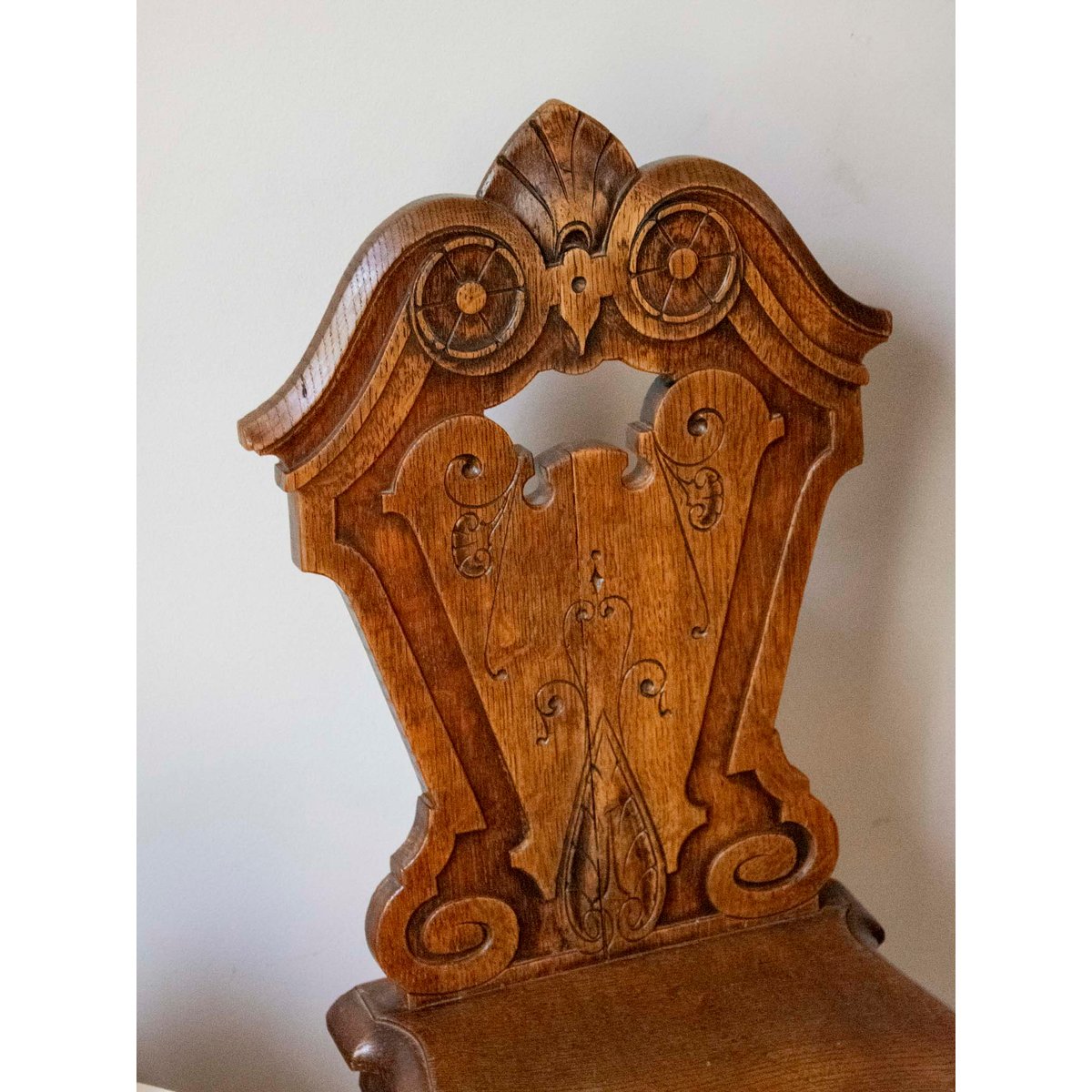 Paire de chaises au bois sculpté Claude N°1583 - Bon état bois foncé, DEBONGOUT