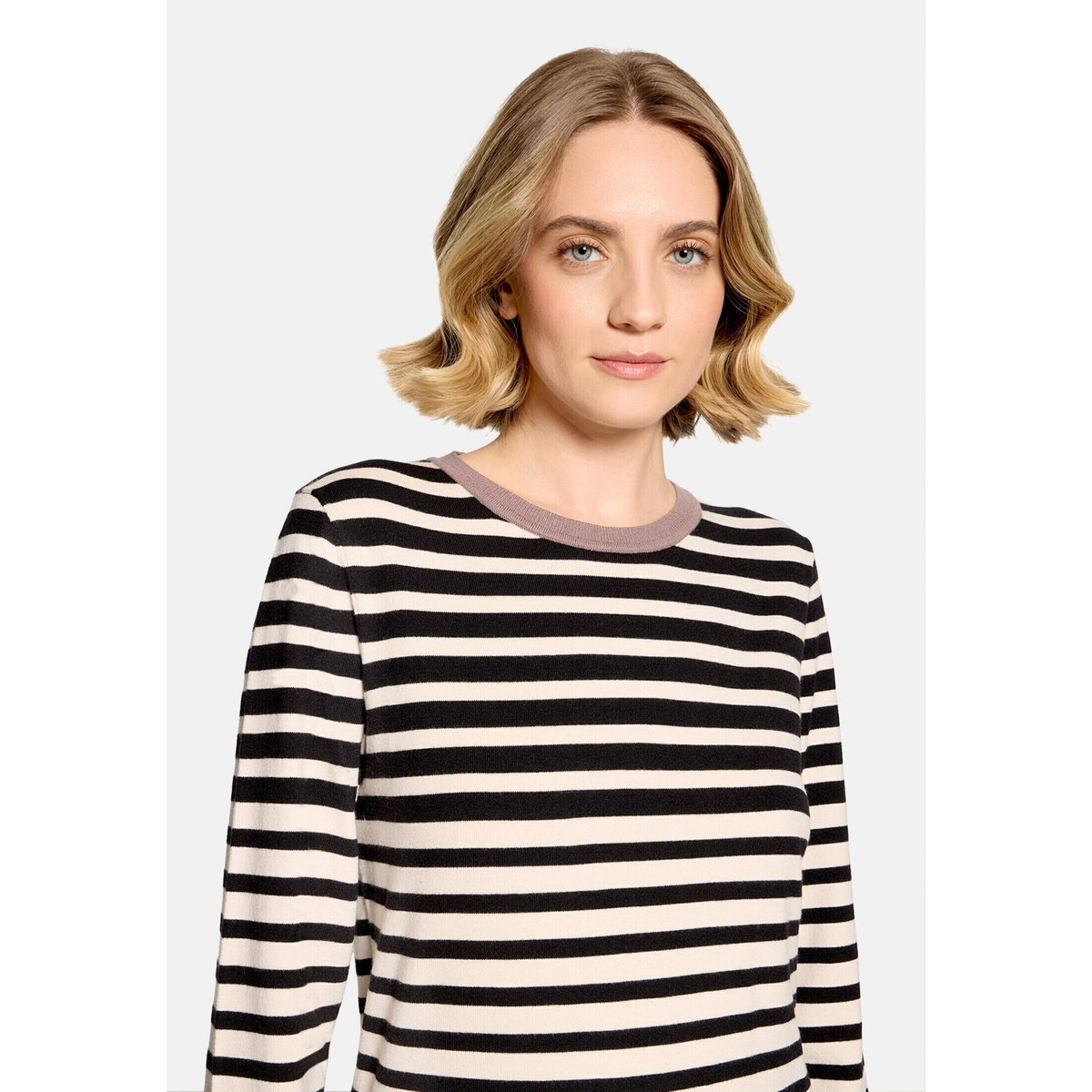 Pull-over en fine maille à encolure ronde patch black/taupe, BETTY BARCLAY