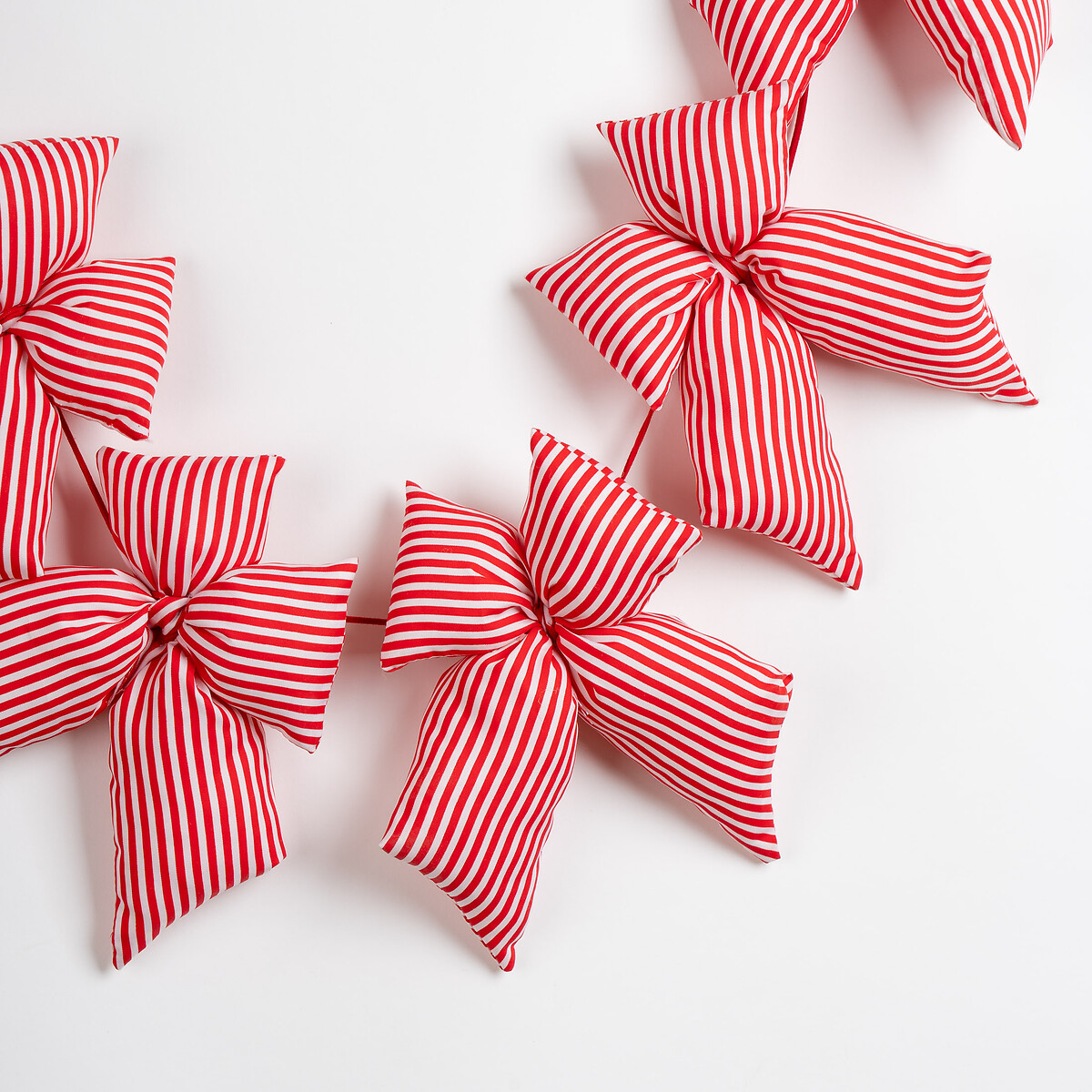 130cm Candy Stripe Padded Bow Garland red, SO'HOME