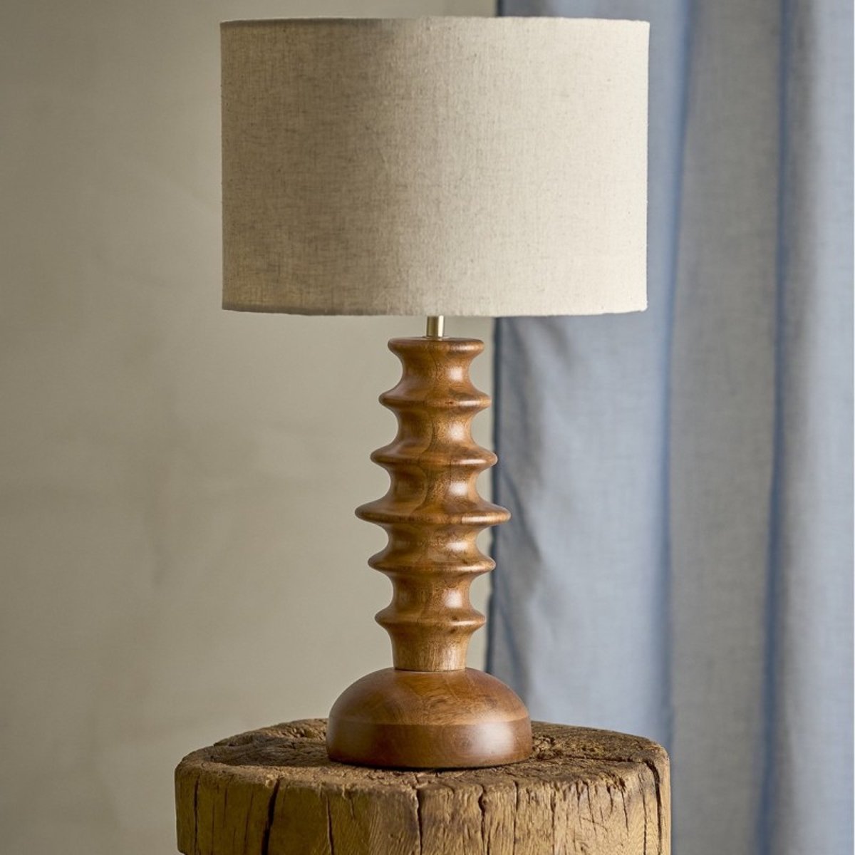 Lampe de table manguier sculpté ELINORA bois foncé, BLOOMINGVILLE