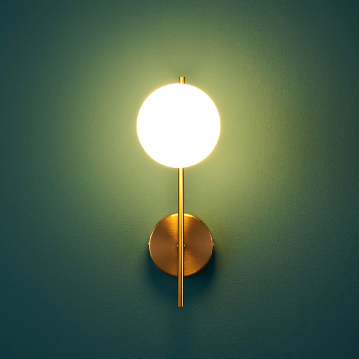 Applique avec globe en verre blanc – NEIRA laiton et blanc, KOSILUM