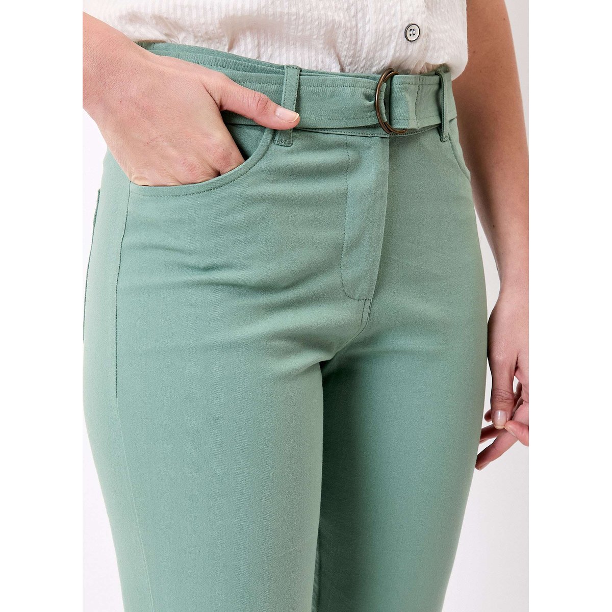 Pantalon ajusté coton stretch ceinturé EKA vert celadon, LA FIANCÉE