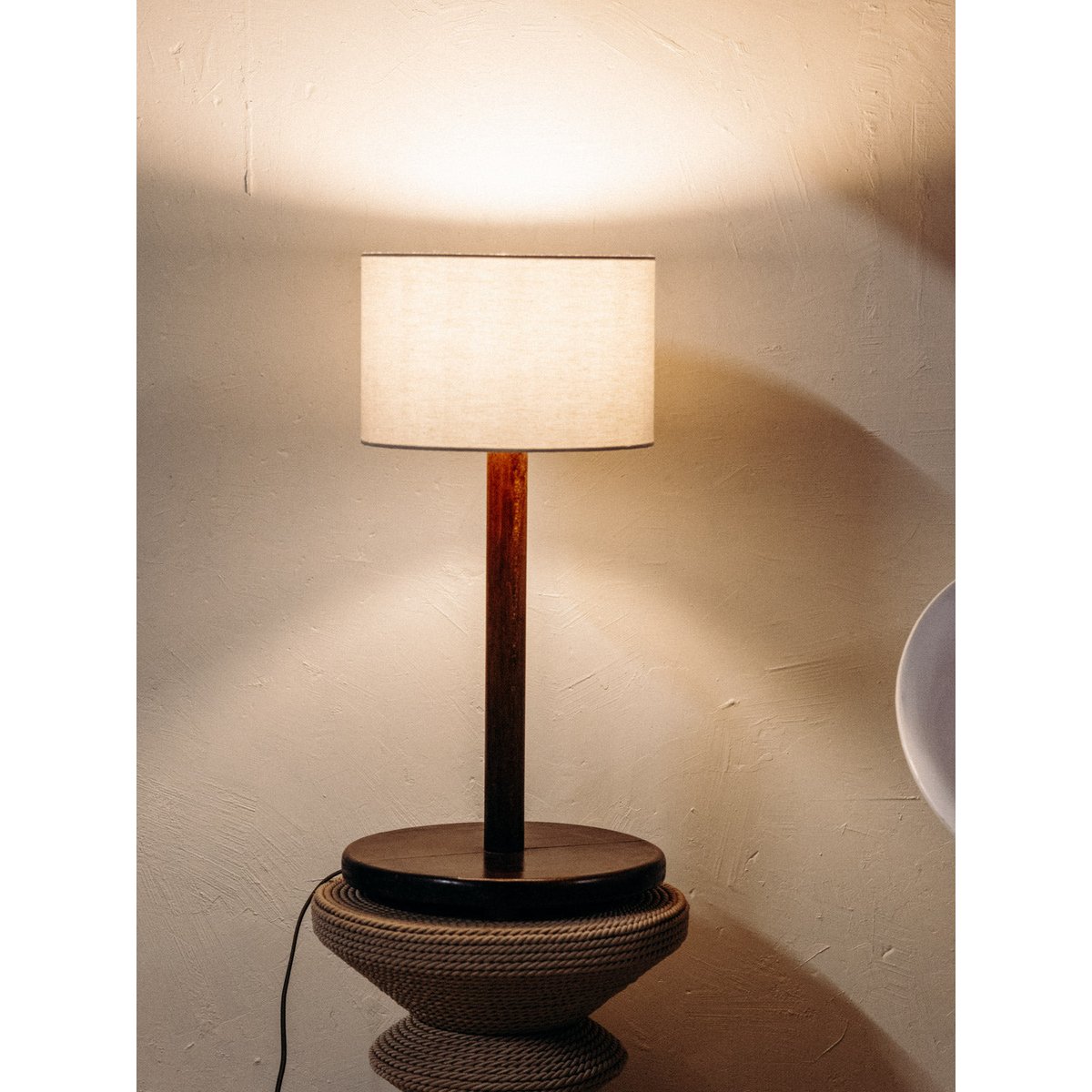 Lampe au bois tourné et à l'abat-jour lumineux Julia N°1056 - Bon état bois foncé, DEBONGOUT