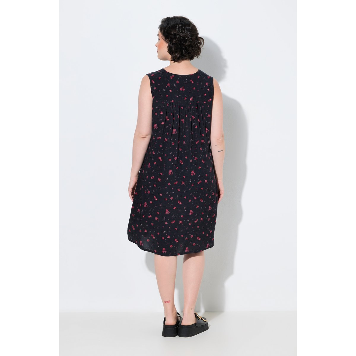 Robe à fleurs sans manches, décolleté en V noir, ULLA POPKEN