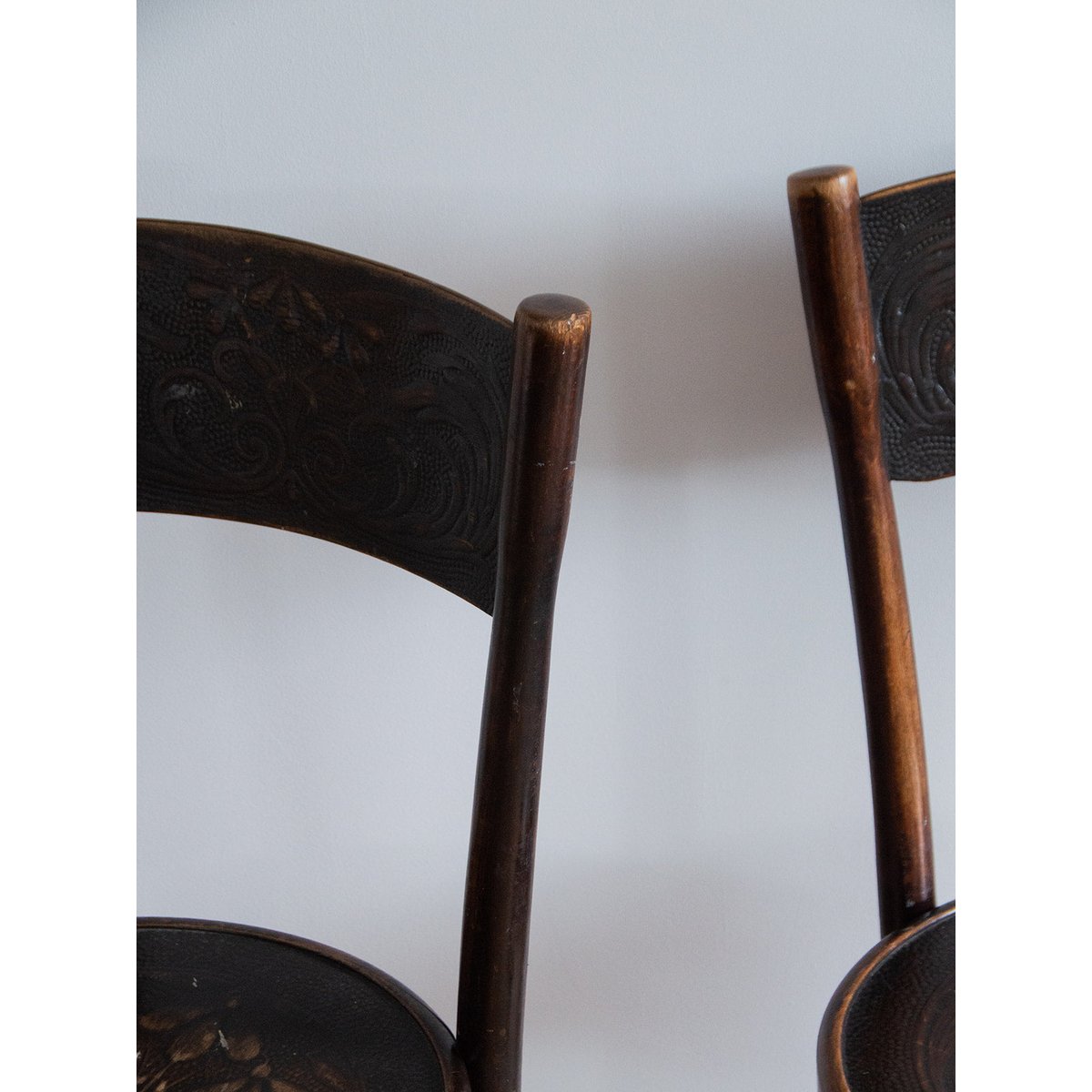 Paire de chaises en bois Claude N°660 - Bon état bois, DEBONGOUT