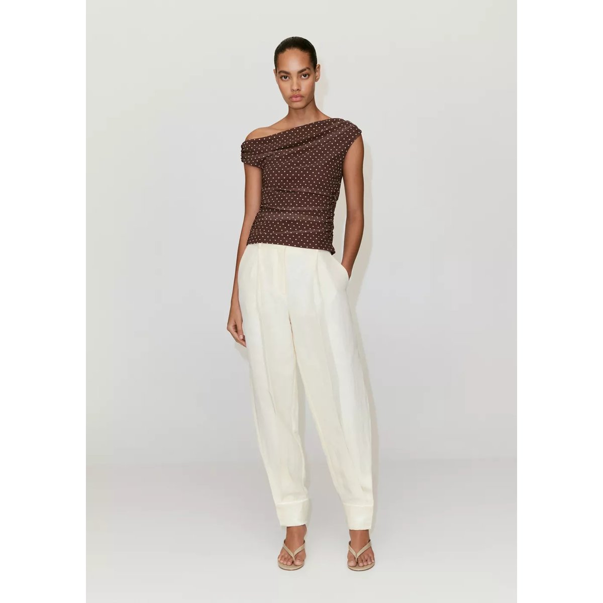 Top asymétrique à pois marron, MANGO