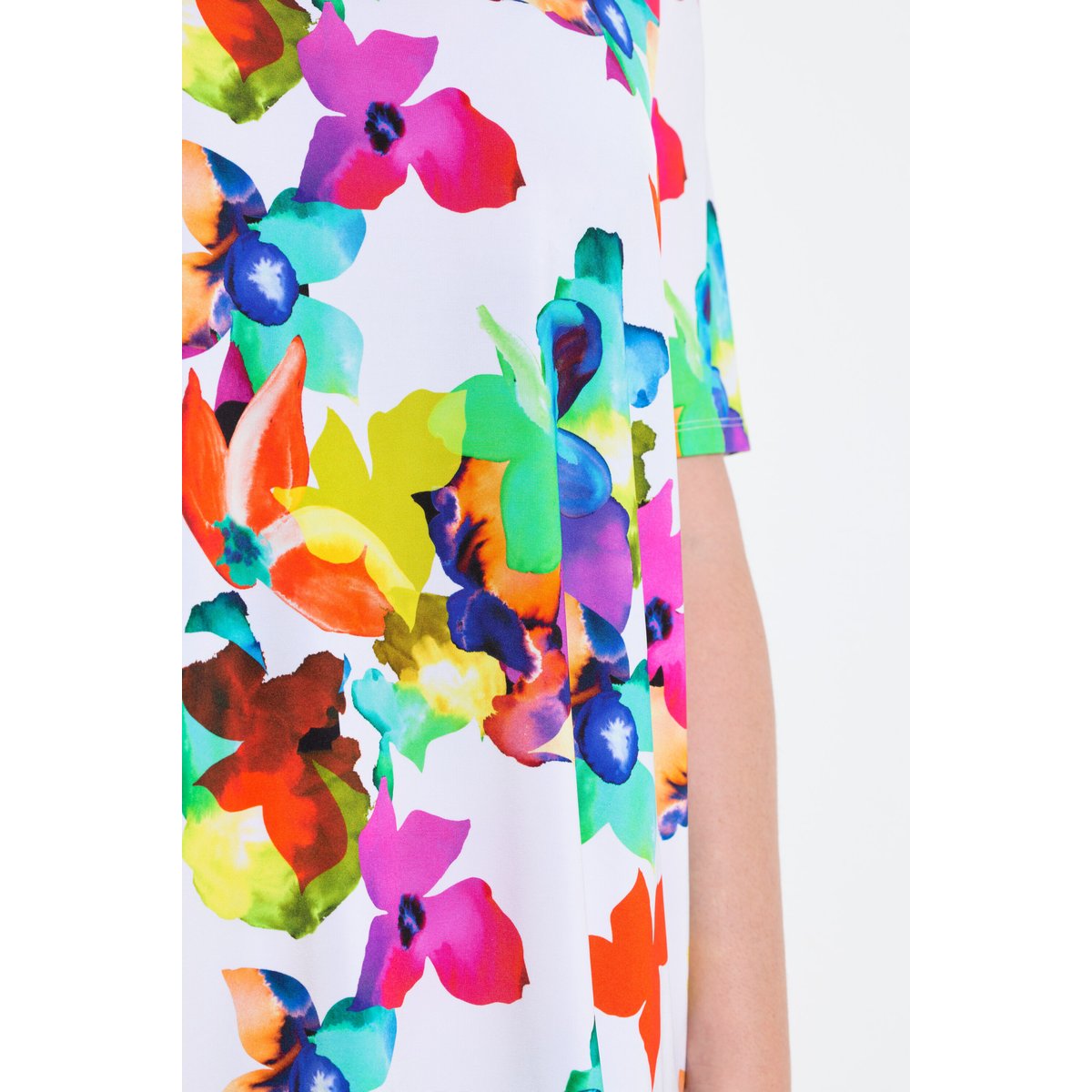 T-shirt au tombé fluide. Motif floral. Col blanc neige, ULLA POPKEN