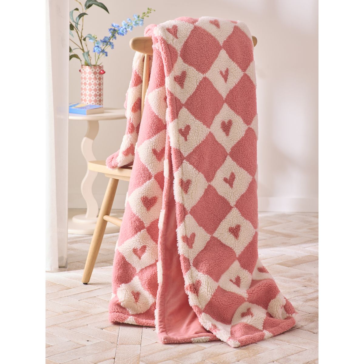 Jeté de lit en peau lainée à cœurs/carreaux rose, NEXT
