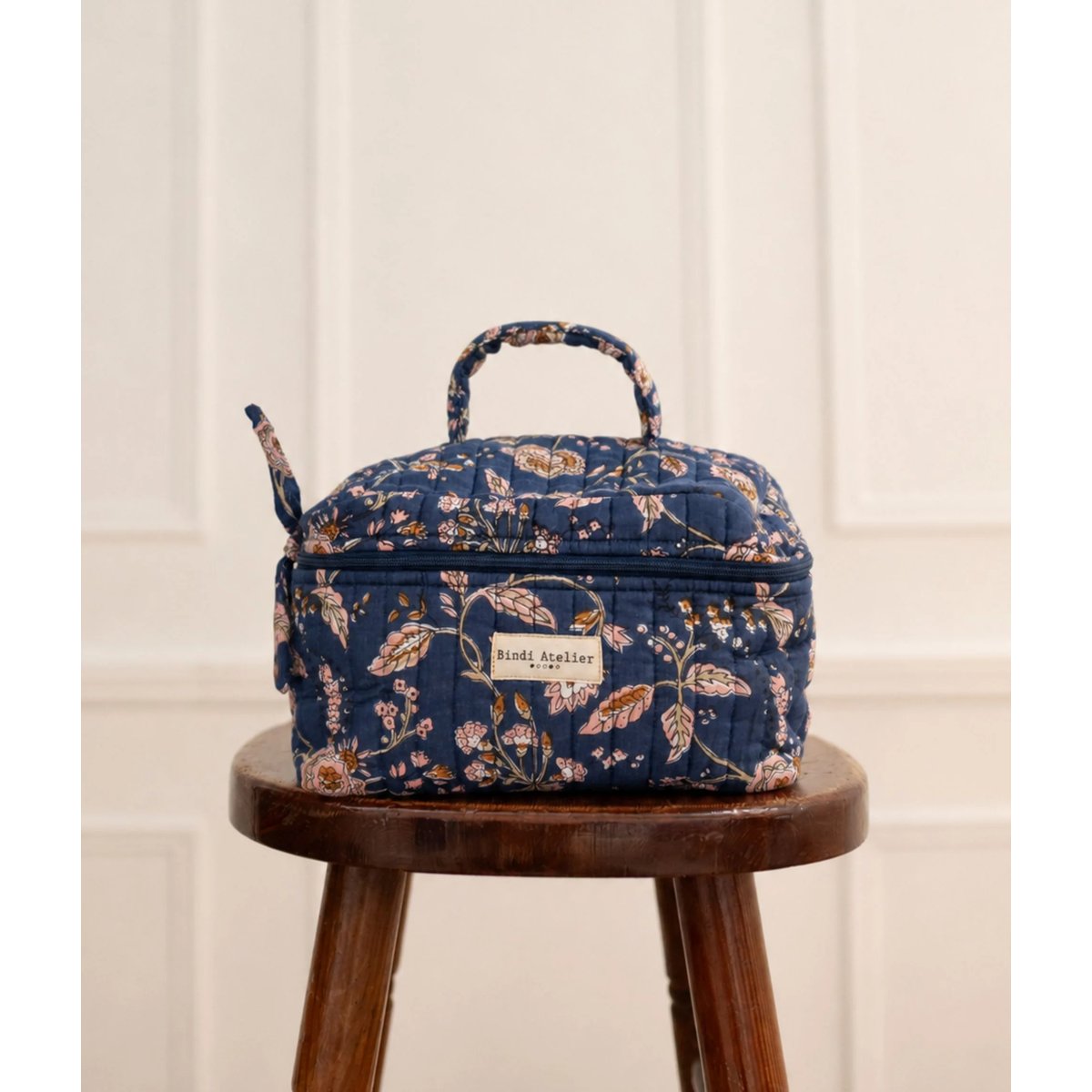 Trousse vanity en coton matelassé Nesta bleu nuit, BINDI ATELIER