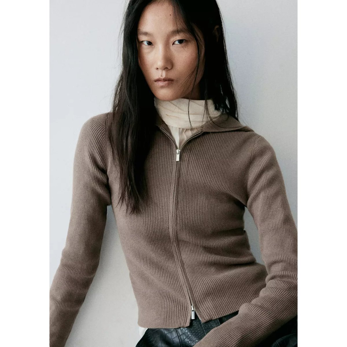 Cardigan maille côtelée capuche marron moyen, MANGO
