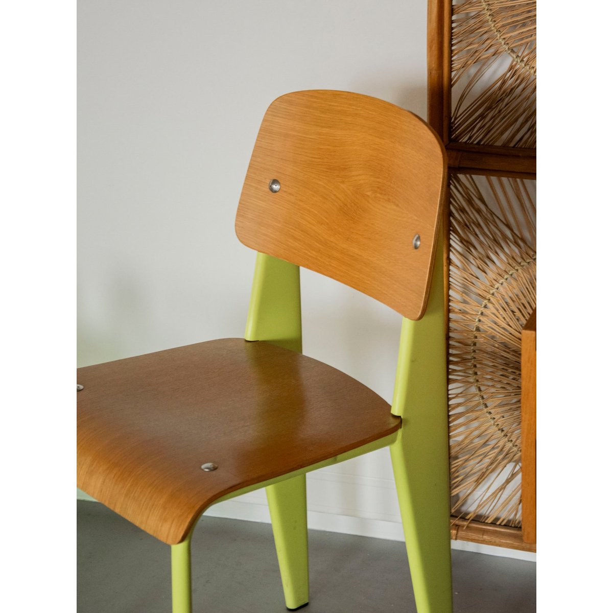 Chaise aux pieds jaune fluo Alma N°1923 - Bon état jaune, DEBONGOUT