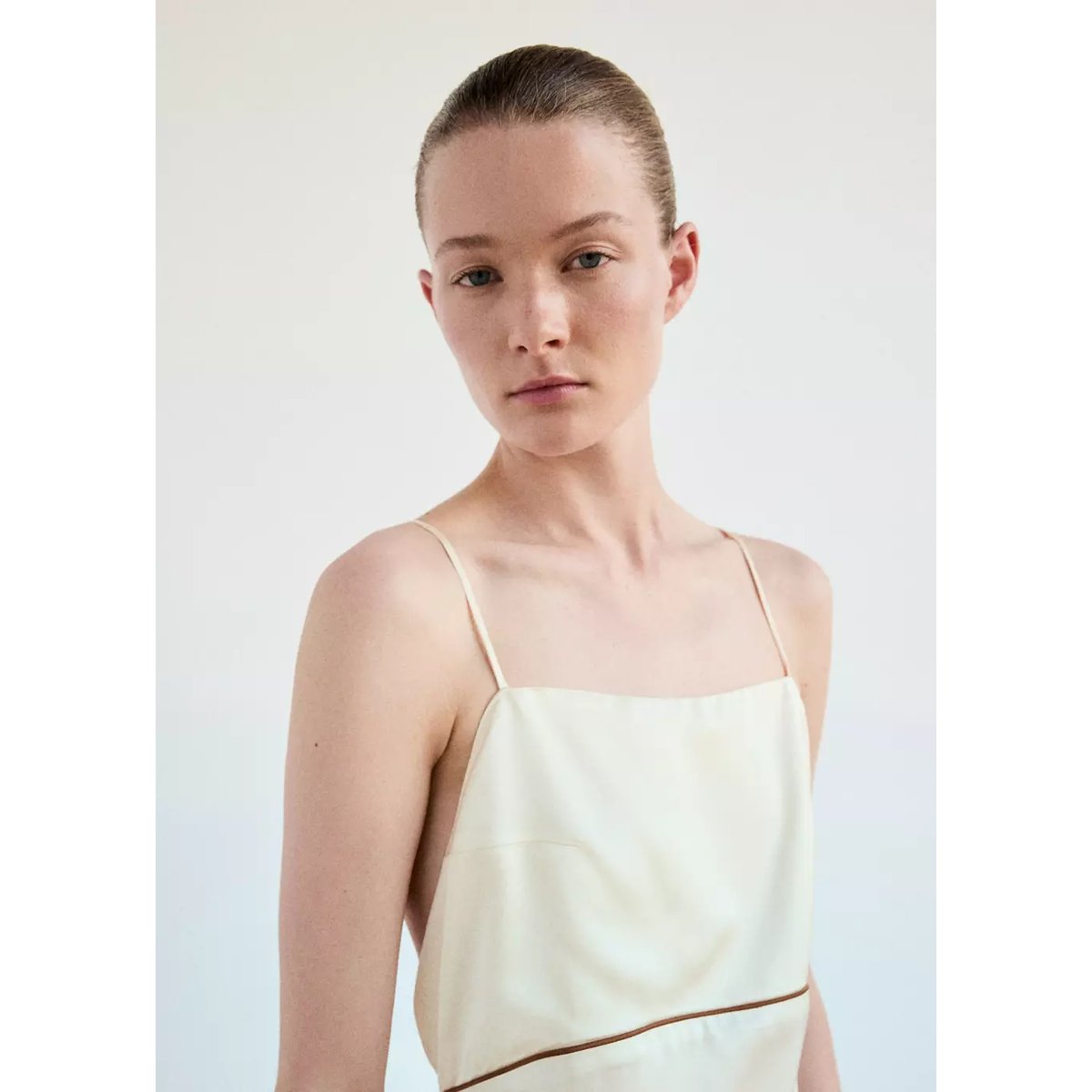 Chemise de nuit en viscose satinée avec passepoil contrasté ivoire, MANGO