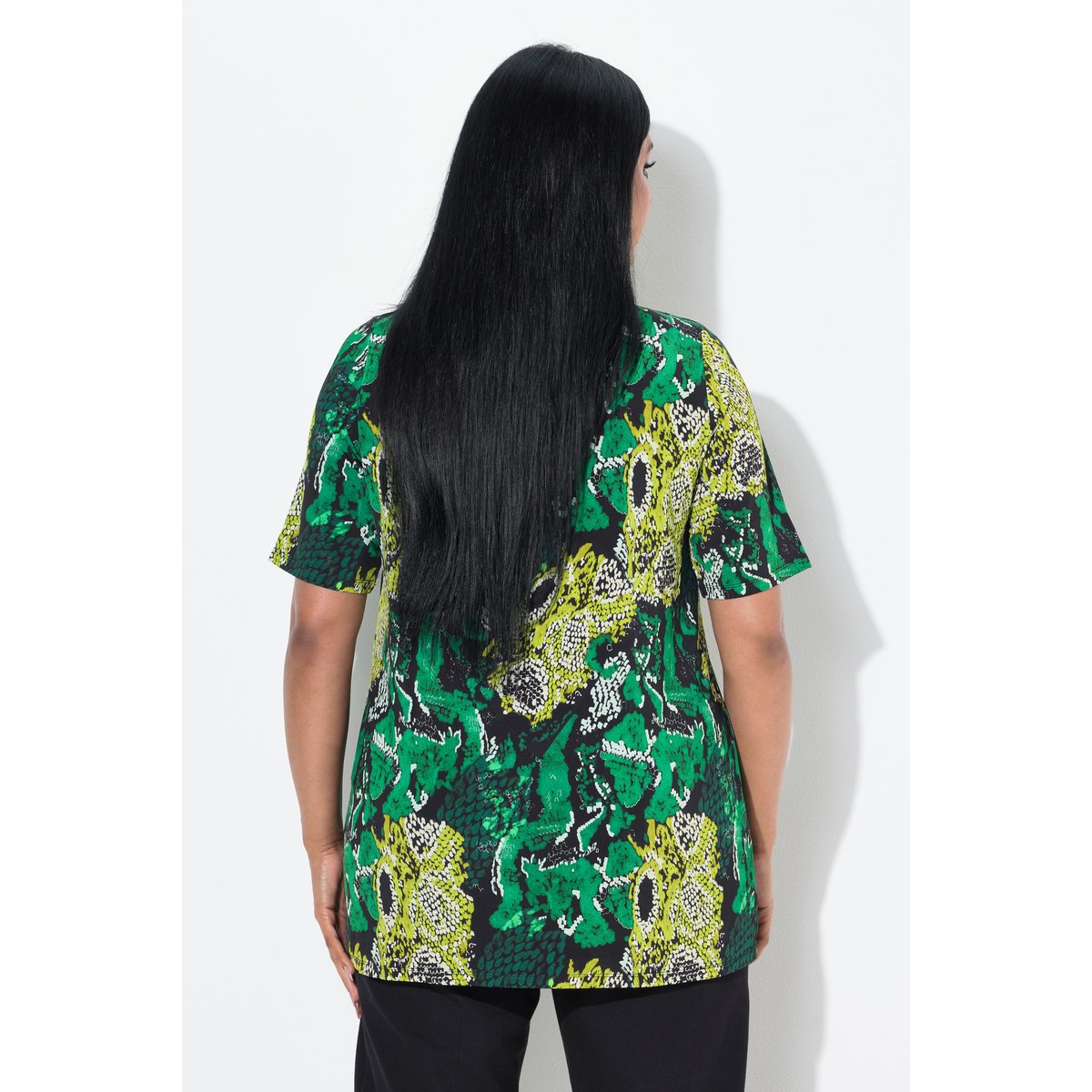 T-shirt au tombé fluide. Imprimé serpent. noir, ULLA POPKEN
