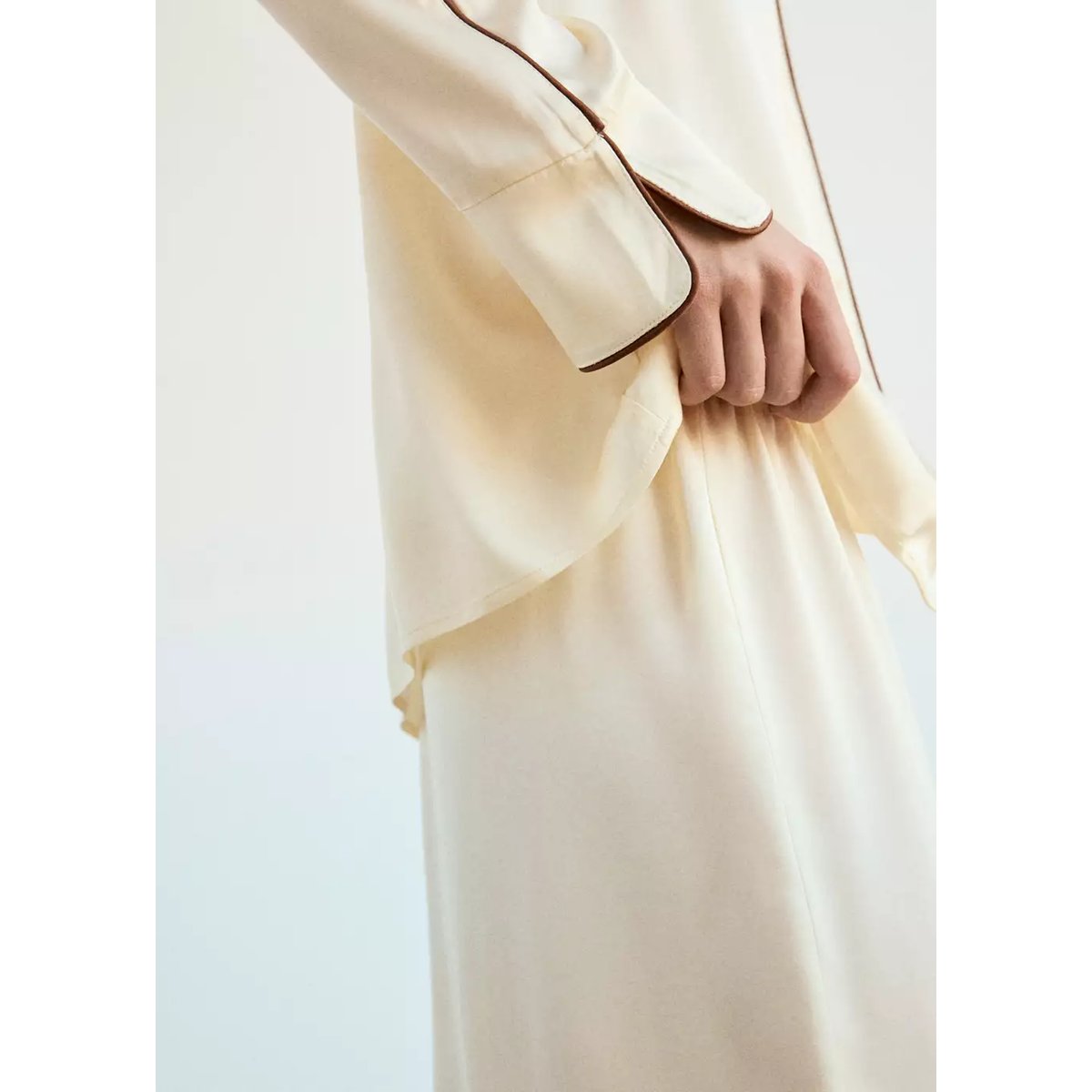 Chemise en viscose satinée avec passepoil contrasté ivoire, MANGO
