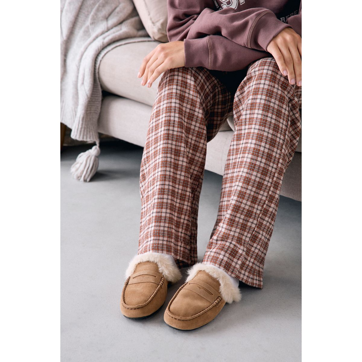 Chaussons style mocassins en daim marron moka, NEXT
