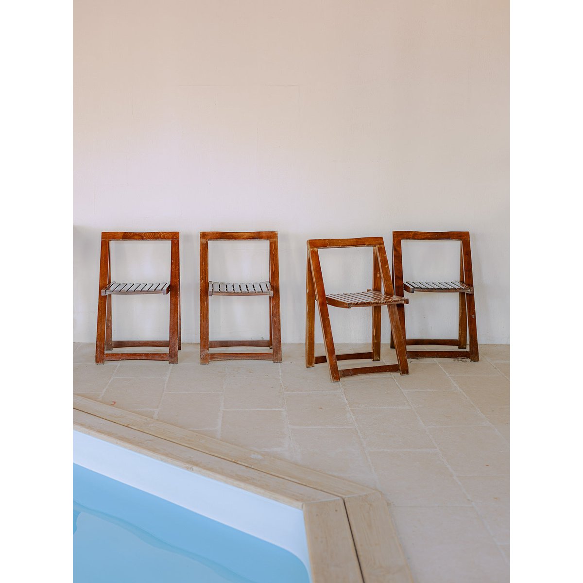 Lot de 4 chaises en bois au design géométrique moderne Claude N°1431 - Bon état bois foncé, DEBONGOUT