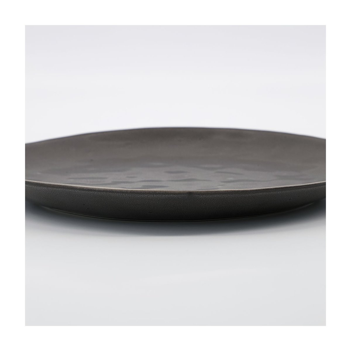 Assiette Rustic Diam 28 cm gris foncé, HOUSE DOCTOR