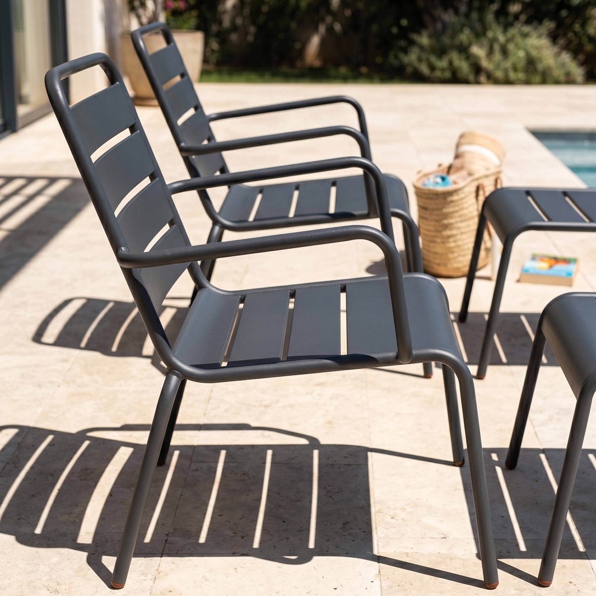 Lot de 2 fauteuils bas relax avec repose-pieds, PALAVAS gris anthracite, OVIALA