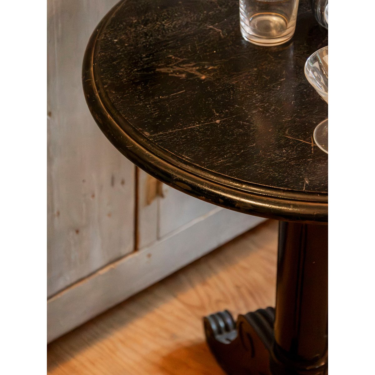 Table d'appoint au pied sculpté Francine N°1611 - Bon état noir, DEBONGOUT