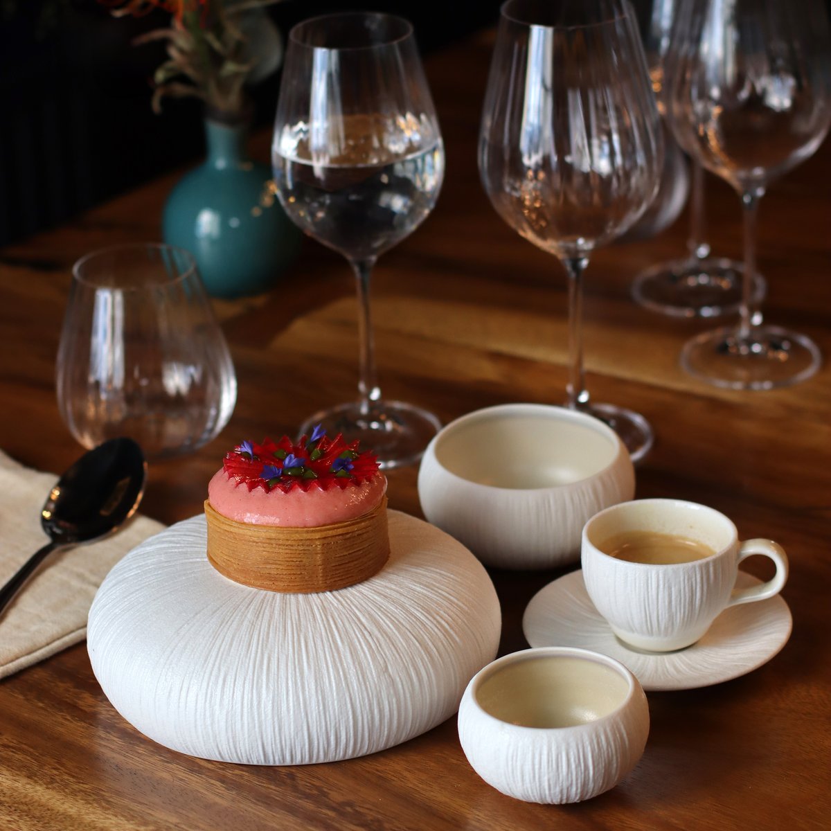 Lot de 6 tasses et soucoupes en porcelaine 21cl, URUS beige-blanc, OGO LIVING