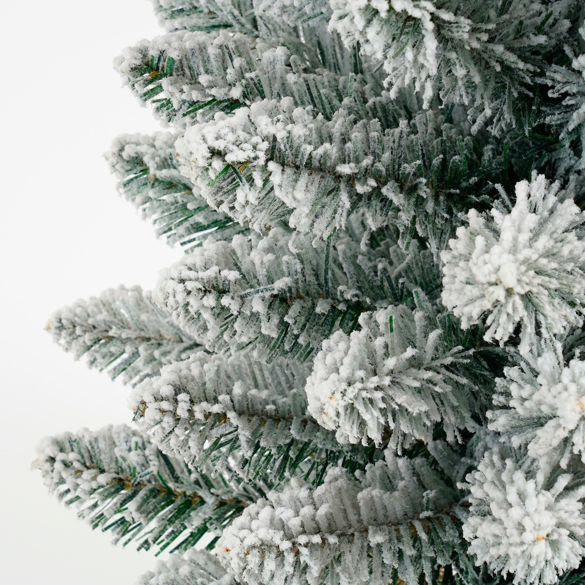 Sapin de Noël artificiel enneigé dans un sac en jute H120 cm GERLOS vert, BLACK BOX TREES