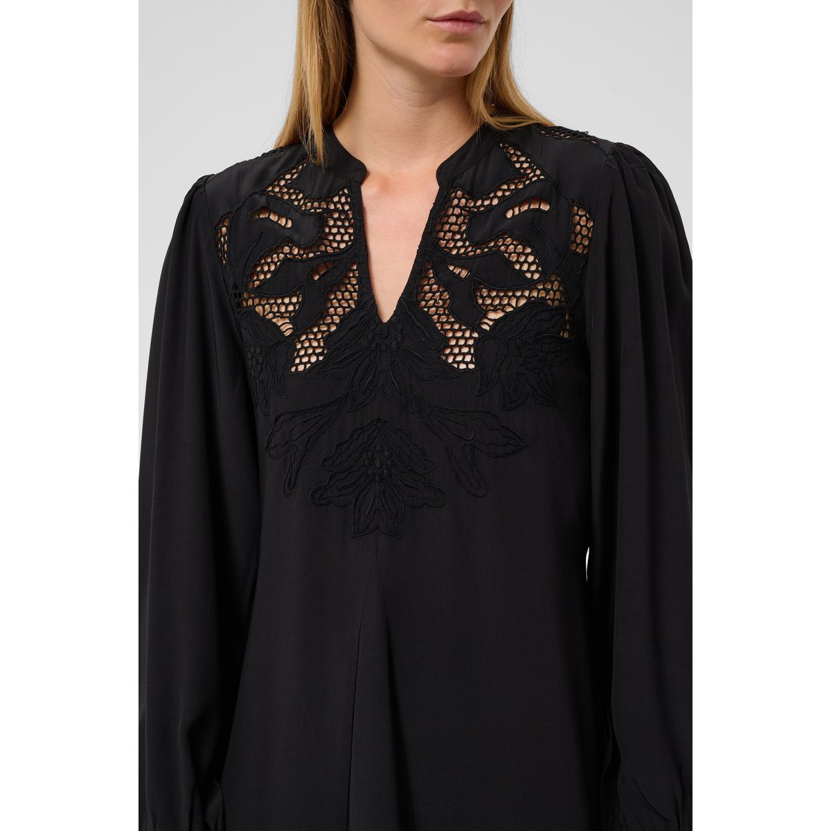 Robe noir, SOAKED IN LUXURY