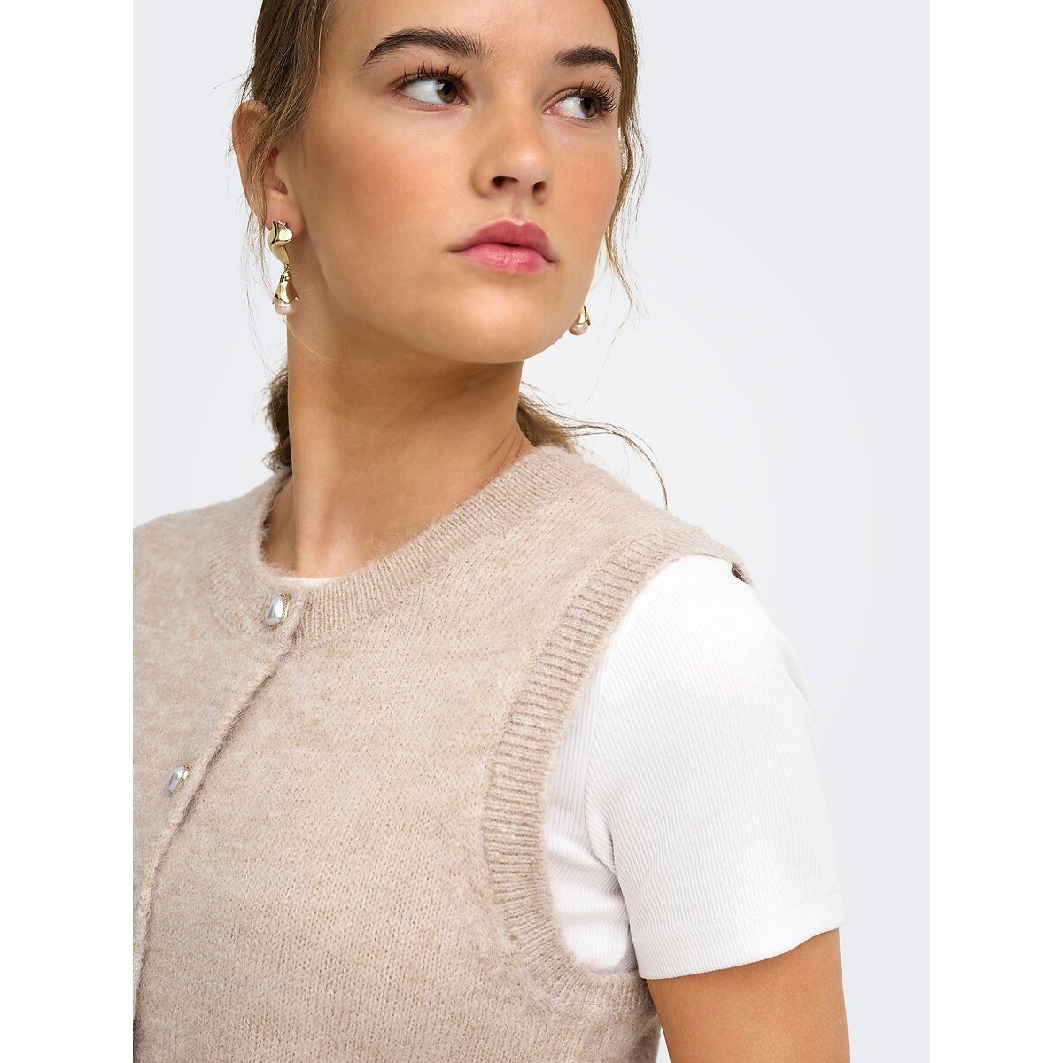 Cardigan sem mangas com botões em forma de coração creme, ONLY