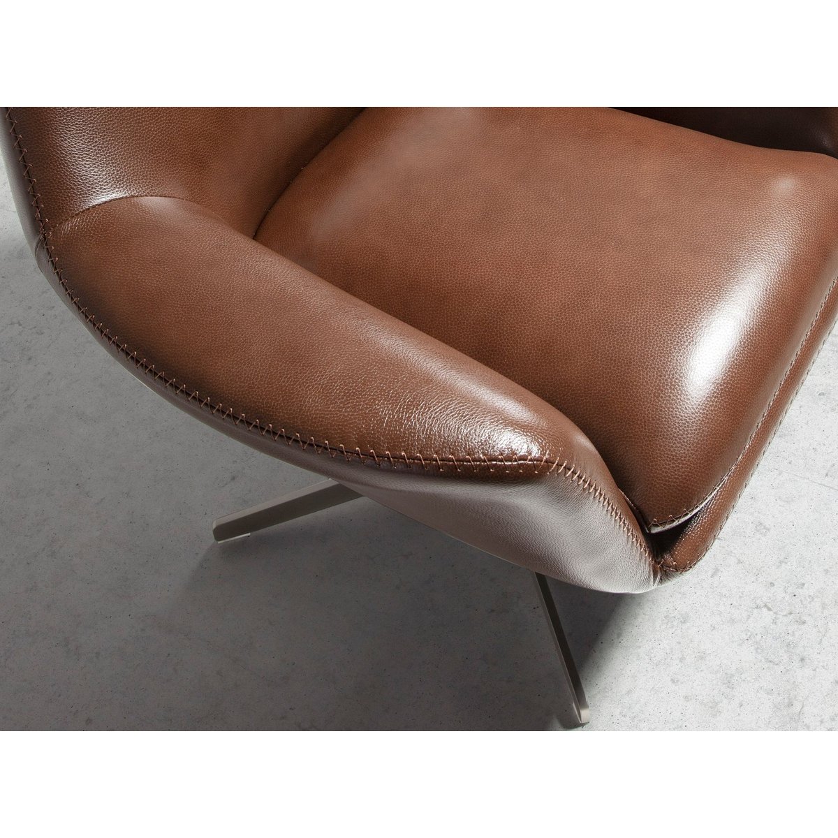 Fauteuil pivotant en cuir brun cognac marron | gris anthracite, ANGEL CERDA
