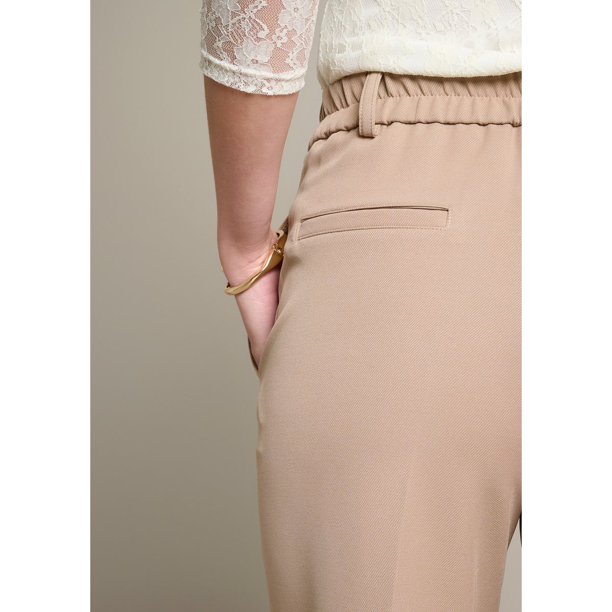 Pantalon classique coupe large en twill taupe, LOLALIZA