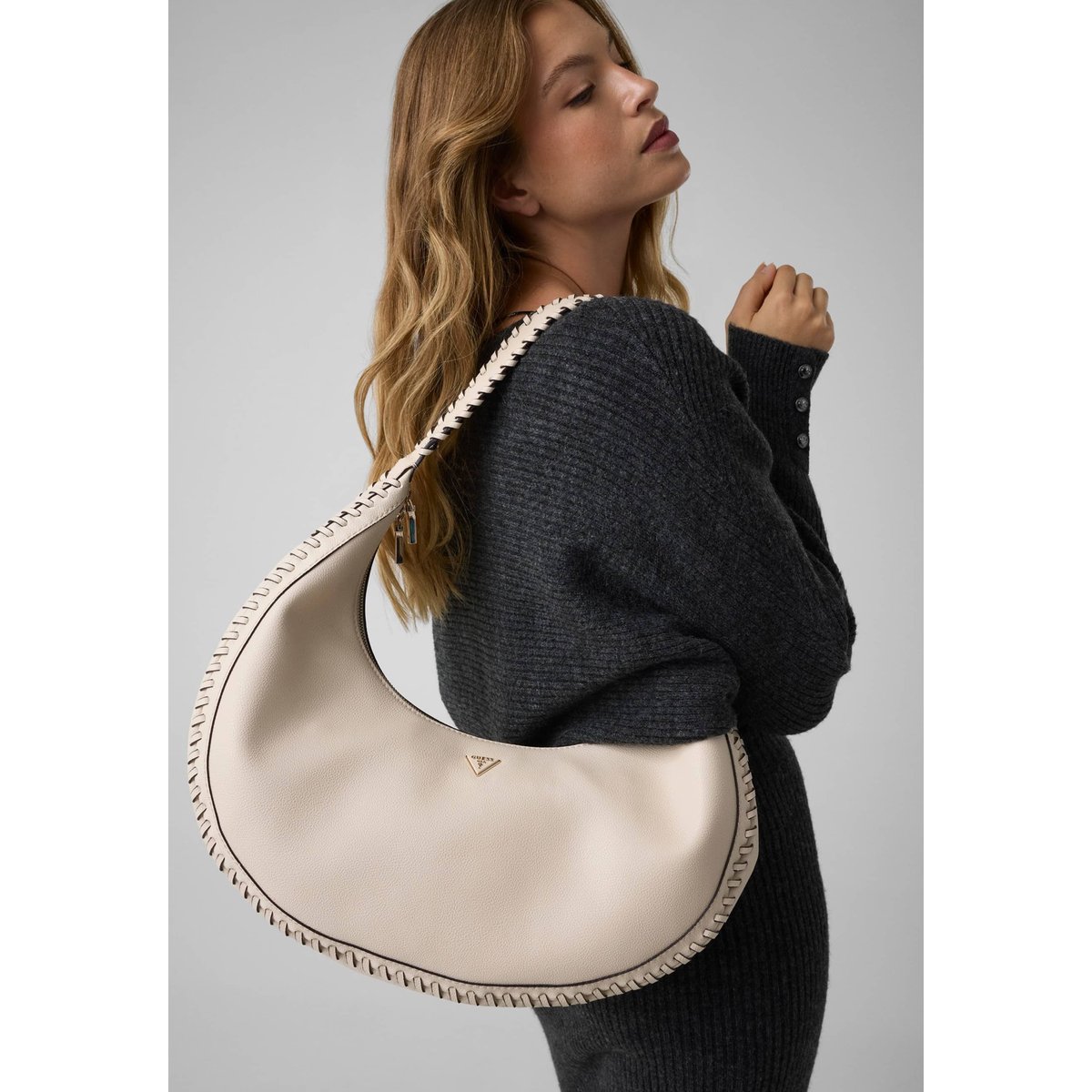 Sac Hobo Petra crème, GUESS