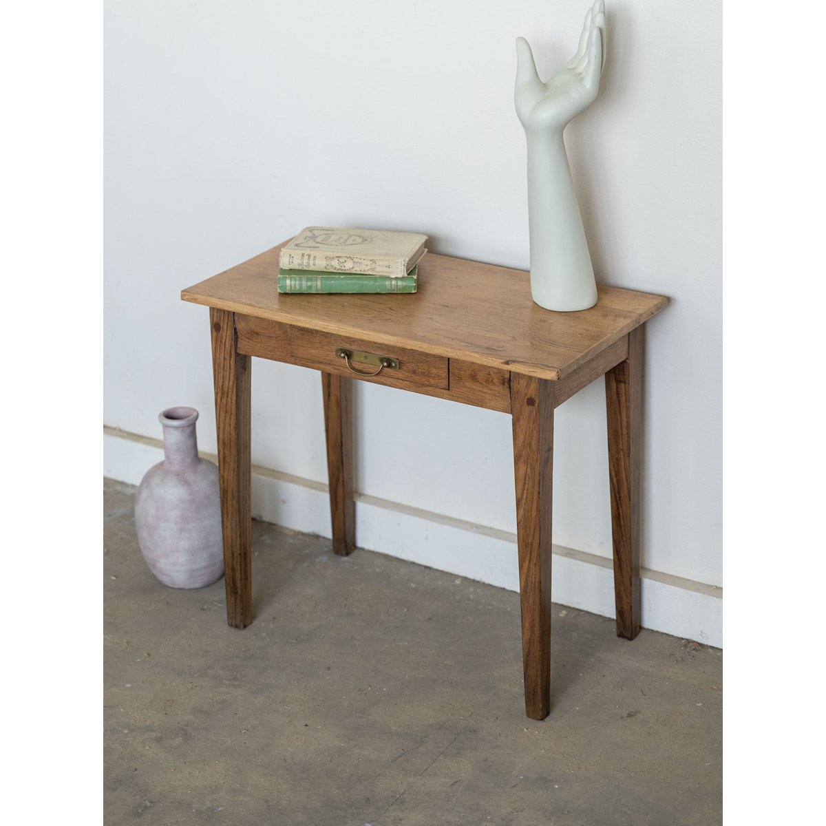 Petite table d'appoint de campagne en bois Francine N°1595 - Bon état bois foncé, DEBONGOUT