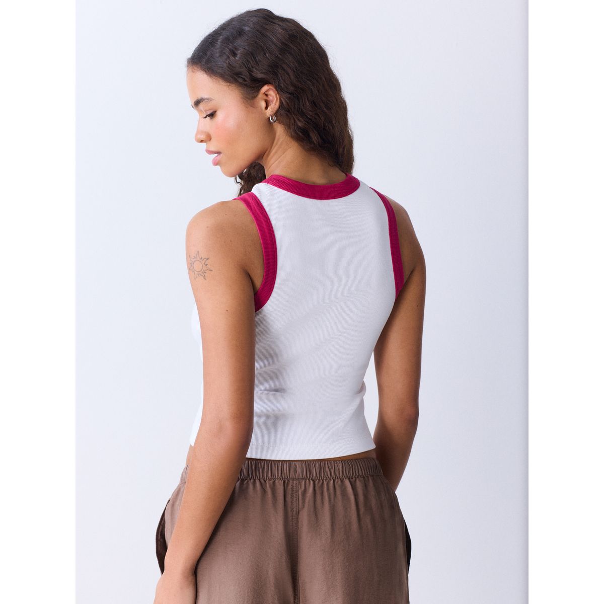 Haut sans manches à motif hibiscus blanc avec des pointes roses, NEXT