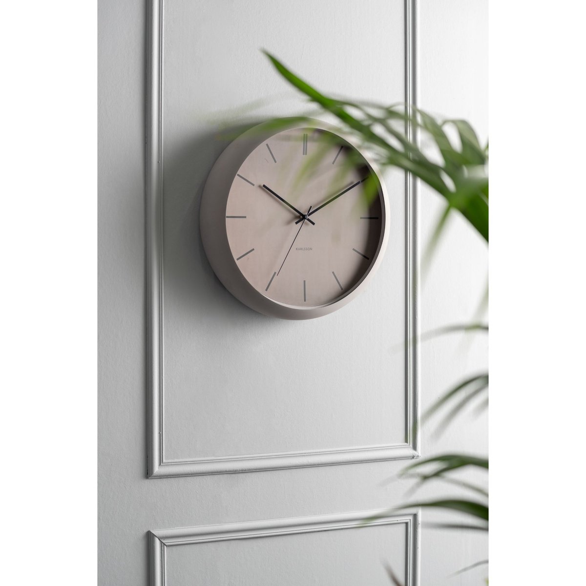 Horloge Murale Le fer NIRVANA GLOBE gris chaud, KARLSSON