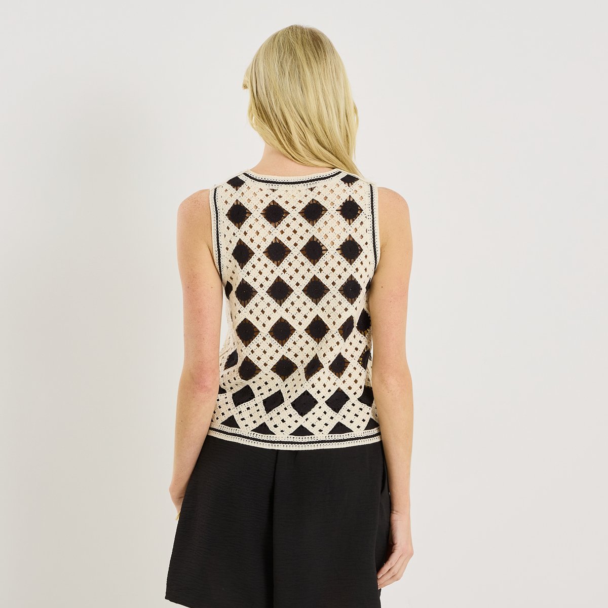 Gilet col V en crochet bicolore blanc cassé ecru, GRAIN DE MALICE