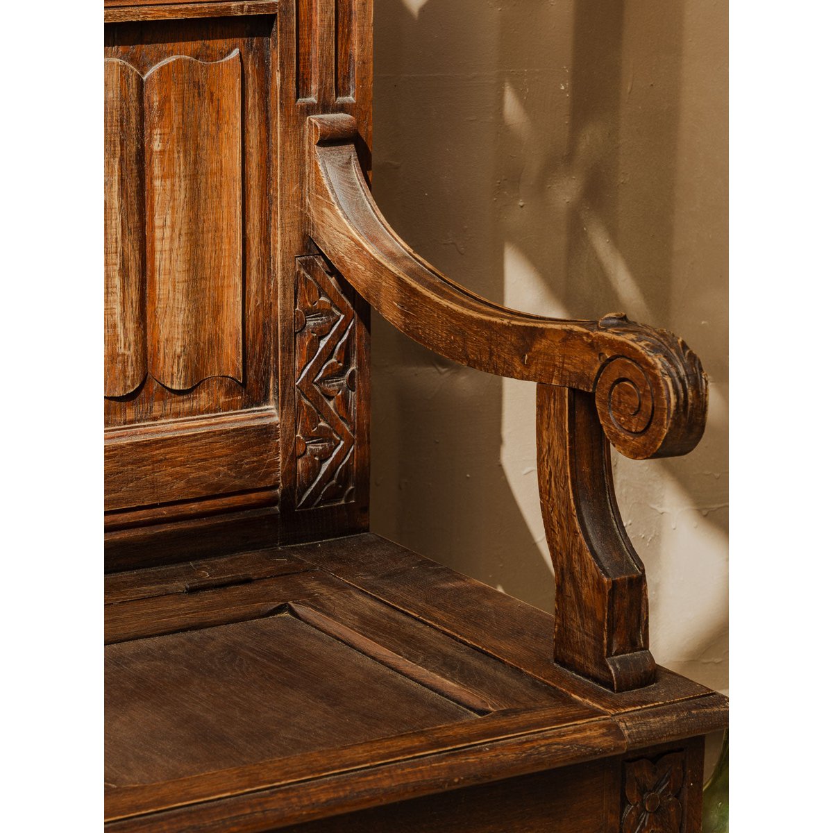 Banc coffre d'église en bois Antoine N°414 - Bon état bois foncé, DEBONGOUT