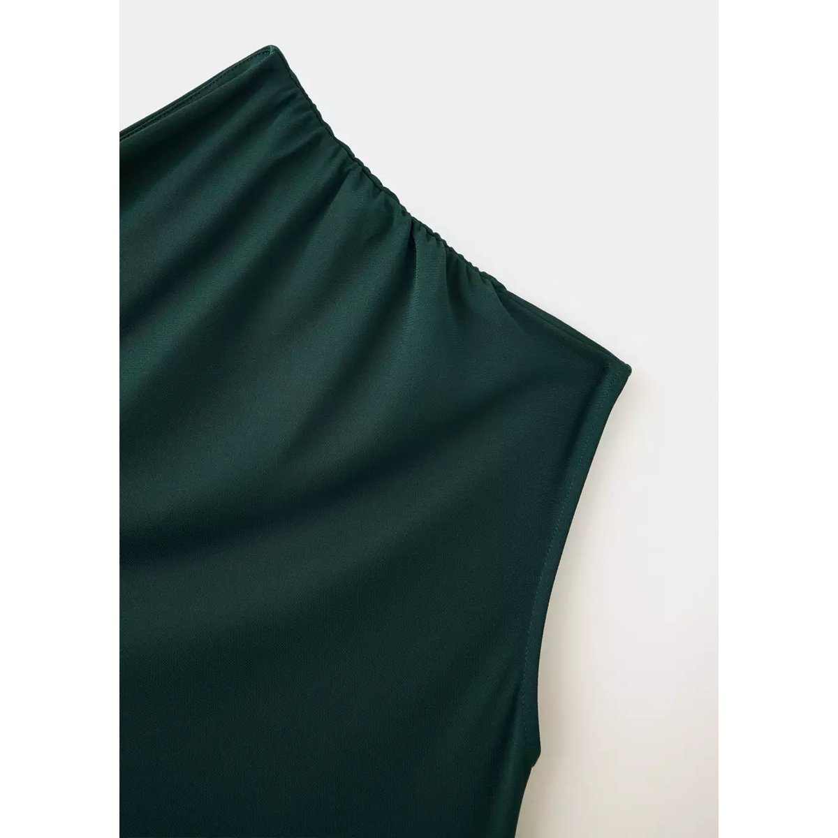 Robe asymétrique froncée vert foncé, MANGO