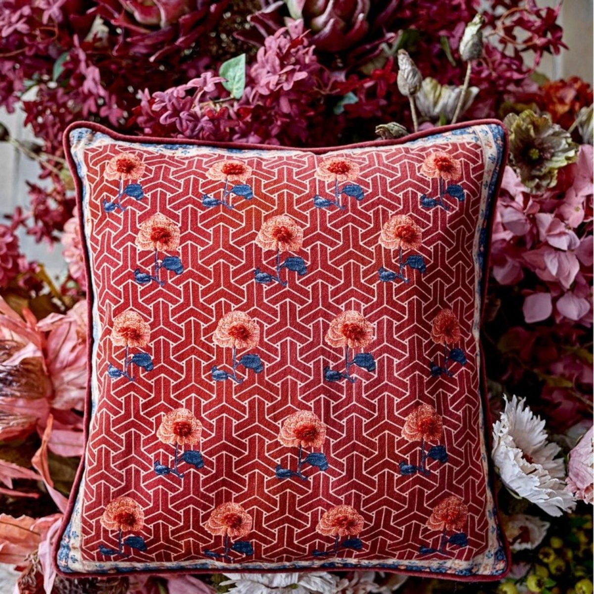 Coussin motif floral graphique ZHARAI rouge, BLOOMINGVILLE