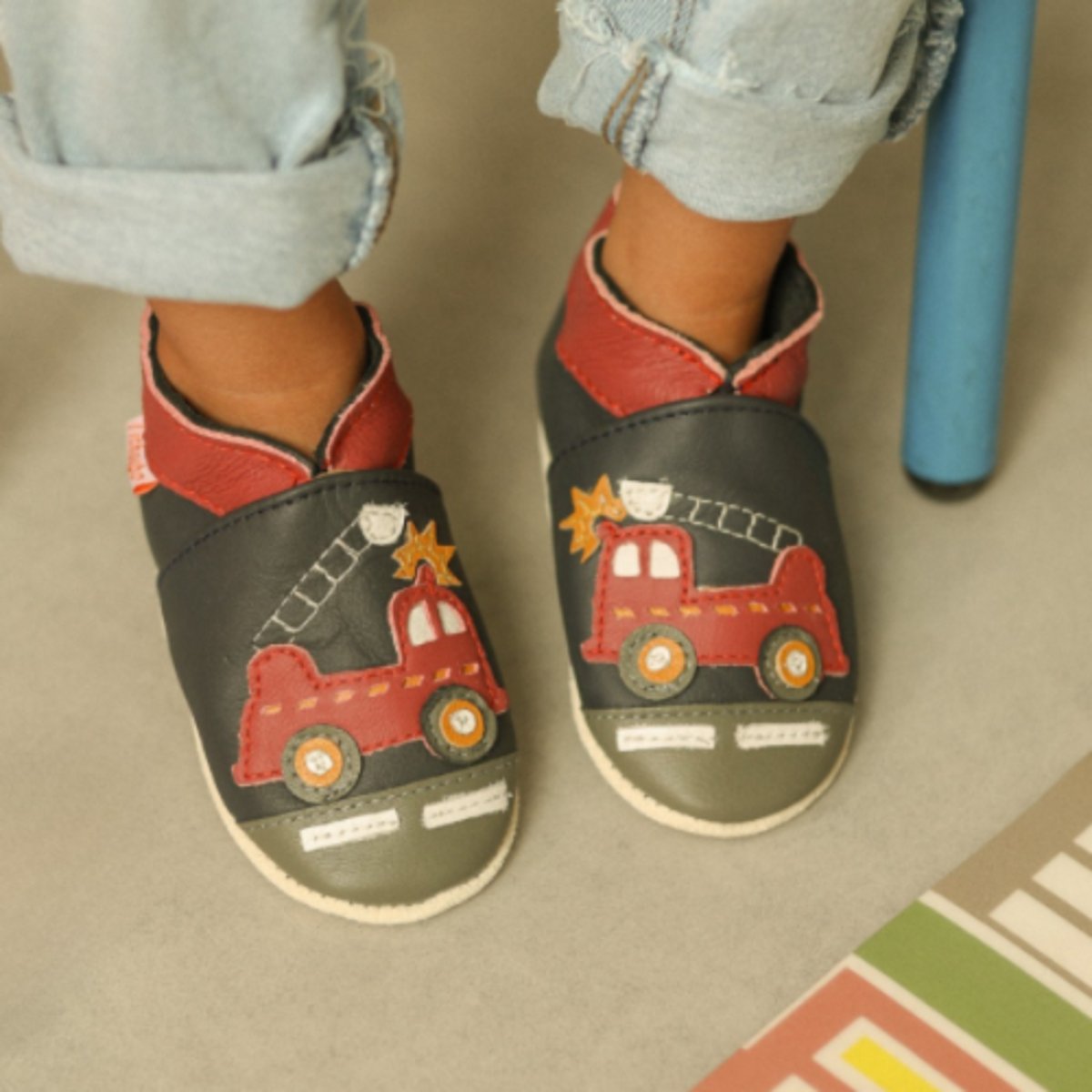 Chaussons bébé cuir souple Xavier le camion de pompier bleu, TICHOUPS